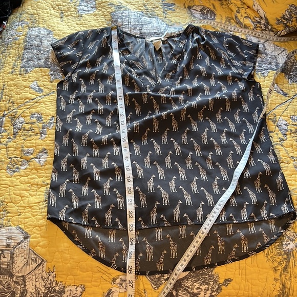 H&M 🦒 Giraffe Print Blouse, lightweight with cute shoulder details & pleats - Picture 8 of 11